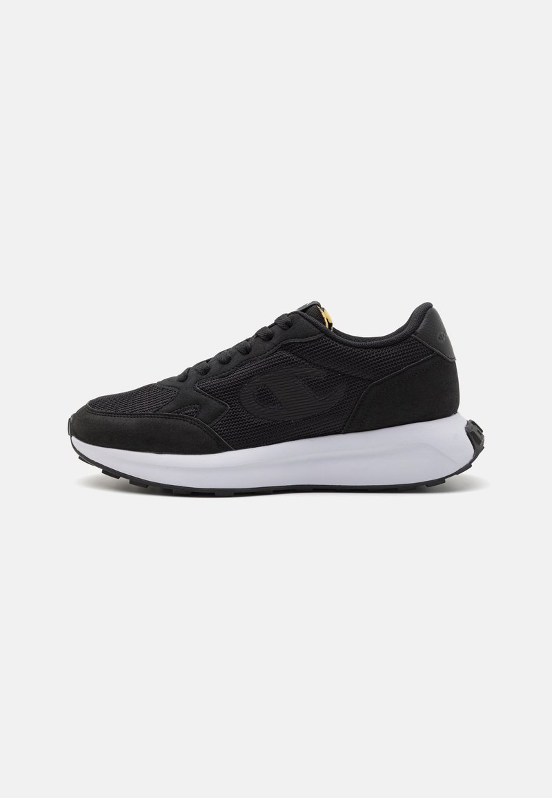 Sneaker nera con tomaia in suede e mesh, collare imbottito, design con lacci, intersuola bianca e suola in gomma nera. Accentuata da un dettaglio dorato.