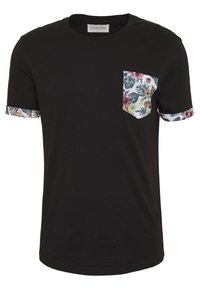 Camiseta de algodón negra con un bolsillo y puños de manga a rayas florales. Presenta un cuello redondo y mangas cortas.