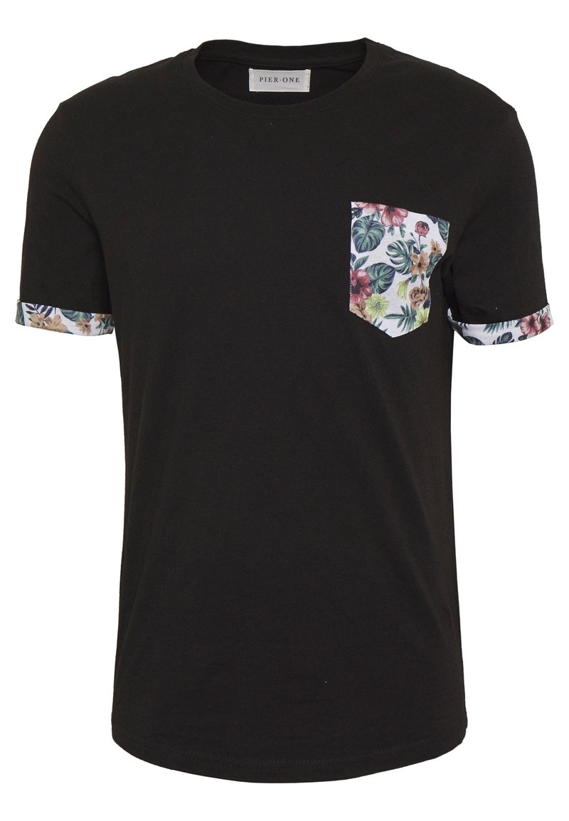 Camiseta de algodón negra con un bolsillo y puños de manga a rayas florales. Presenta un cuello redondo y mangas cortas.