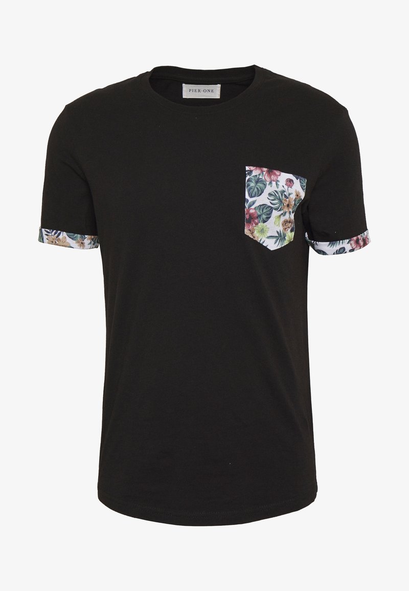 Camiseta de algodón negra con un bolsillo y puños de manga a rayas florales. Presenta un cuello redondo y mangas cortas.