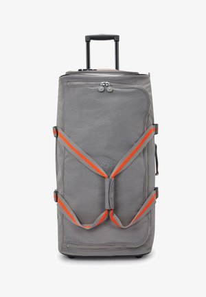 Valise à roulettes grise avec des accents orange rayés, un extérieur texturé, une fermeture à double zip et une étiquette logo à l'avant.