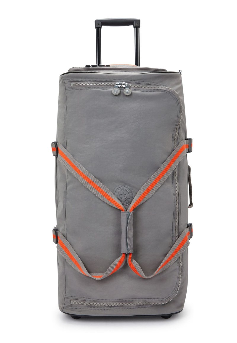 Valise à roulettes grise avec des accents orange rayés, un extérieur texturé, une fermeture à double zip et une étiquette logo à l'avant.