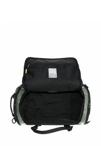 Sac de sport vert avec un rabat supérieur zippé noir. L'intérieur est doublé de tissu noir. Présente une étiquette sur le rabat. Matériau texturé.