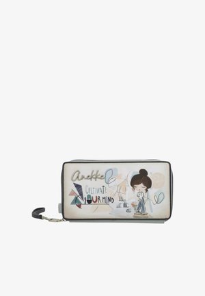 Portafoglio rettangolare con cerniera e cinturino da polso, decorato con la scritta "Anekke Cultivate your mind" e illustrazione di una ragazza in piedi su dei libri.