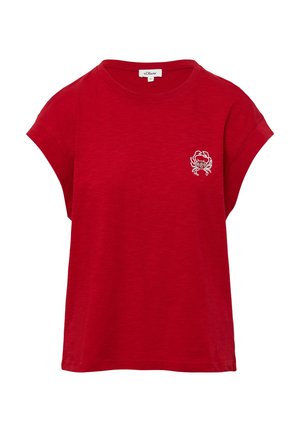Rotes T-Shirt mit kurzen Ärmeln und lässiger Passform, mit einer kleinen weißen Krebs-Stickerei auf der linken Brust, aus weichem, strukturiertem Stoff gefertigt.