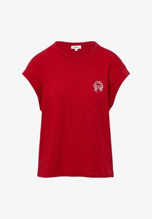Rotes T-Shirt mit kurzen Ärmeln und lässiger Passform, mit einer kleinen weißen Krebs-Stickerei auf der linken Brust, aus weichem, strukturiertem Stoff gefertigt.