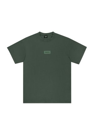 Zielona bawełniana koszulka z krótkim rękawem i okrągłym dekoltem. Na przodzie znajduje się prostokątny napis w jaśniejszym odcieniu zieleni. Gładka tekstura.