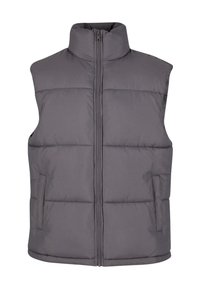 Grå polstret vest med høy krage og frontglidelås, med horisontale sømmer og sidelommer. Glatt, lett materiale.