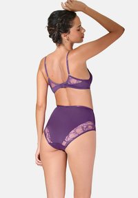 High-waisted paarse lingerie set met doorschijnende kantaccenten op de beha en slip, met een gladde textuur en verstelbare bandjes.
