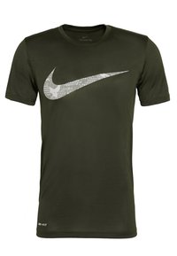 Olivinvihreä Nike Dri-FIT -t-paita, jossa hopeanvärinen naamioitu Nike Swoosh -logo edessä, lyhyet hihat ja pyöreä pääntie.