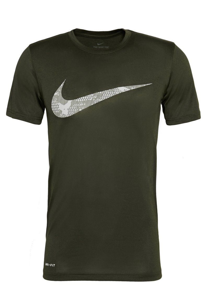 Olivinvihreä Nike Dri-FIT -t-paita, jossa hopeanvärinen naamioitu Nike Swoosh -logo edessä, lyhyet hihat ja pyöreä pääntie.