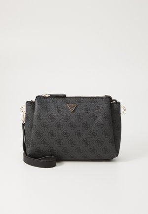 Czarna torebka crossbody z ekoskóry o teksturowanym wzorze, z elementami w złotym kolorze i regulowanym paskiem. Posiada zamek błyskawiczny i emblemat z logo.