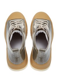 Buty typu high-top z połyskującą szarą cholewką, beżową gumową podeszwą i teksturowanymi beżowymi sznurówkami. Wyposażone w pętelkę z tyłu ułatwiającą zakładanie.