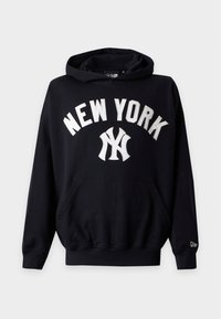 Μαύρο φούτερ με κουκούλα με λευκό κείμενο "NEW YORK" και λογότυπο New York Yankees στο μπροστινό μέρος, με τσέπη μπροστά και ριμπ μανσέτες.