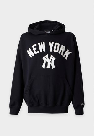 Μαύρο φούτερ με κουκούλα με λευκό κείμενο "NEW YORK" και λογότυπο New York Yankees στο μπροστινό μέρος, με τσέπη μπροστά και ριμπ μανσέτες.