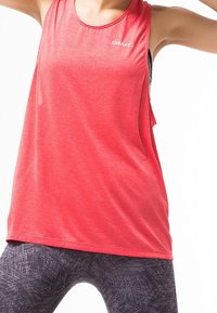 Röd sportlig tanktopp i lätt material med avslappnad passform. Har en rundad halsringning och en liten logotyp på bröstet.