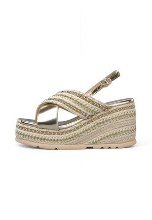 Sandalo wedge in oro metallizzato con piattaforma in paglia intrecciata, punta aperta, fascette incrociate e cinturino alla caviglia regolabile con perline decorative.