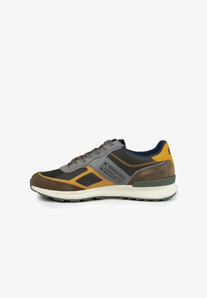 Zapatilla deportiva gris y marrón con acentos naranjas, materiales de malla y ante, cuello acolchado y suela de goma texturizada. Presenta cordones multicolores.