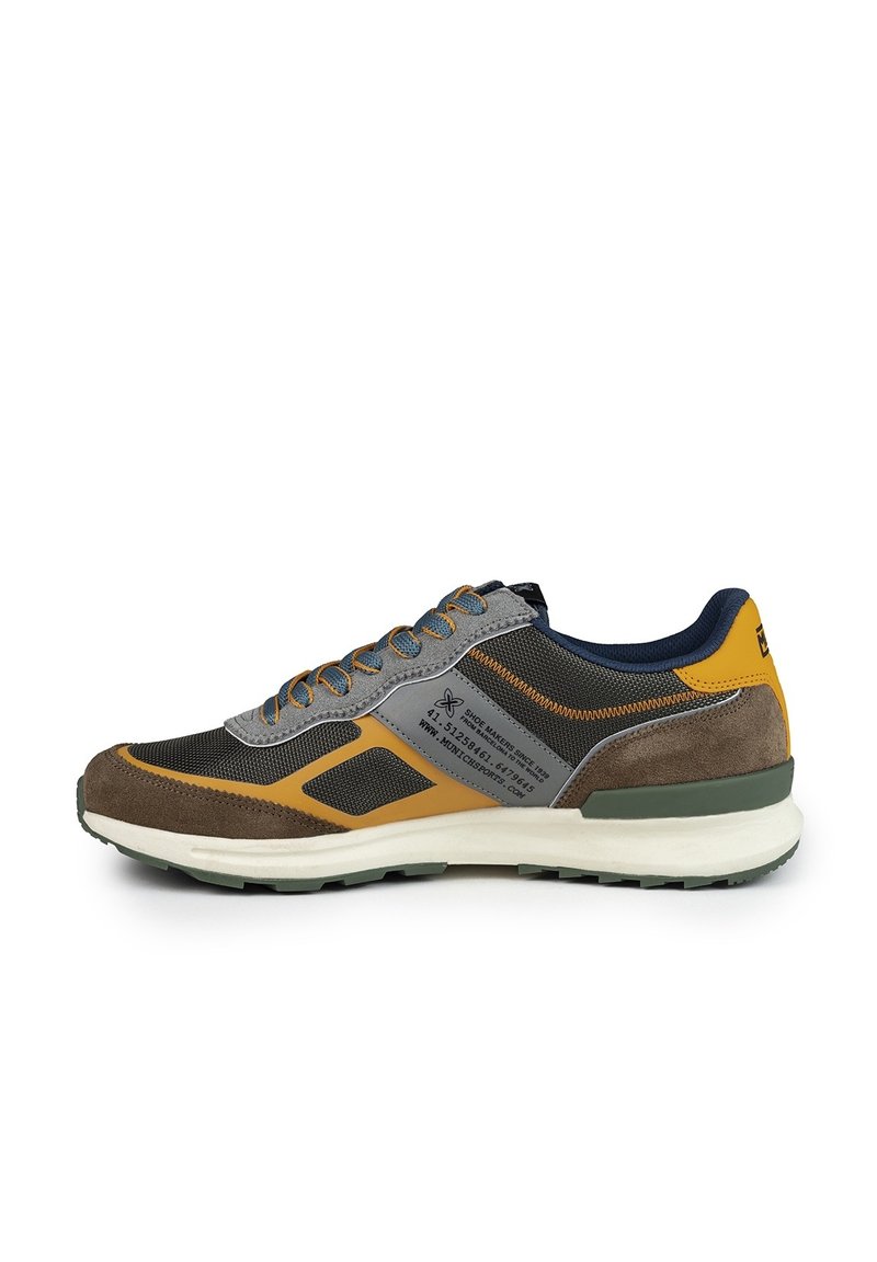 Chaussure de sport grise et brune avec des accents orange, en matériaux en mailles et en daim, avec un col rembourré et une semelle en caoutchouc texturée. Présente des lacets multicolores.