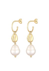 Boucles d'oreilles dorées avec un accent en forme de coquillage au-dessus d'une goutte de perle blanche lisse, avec un design de boucle courbée et une esthétique minimaliste.