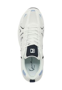 Baltie sporta kurpes ar acu materiālu augšdaļā, melnām un zilām akcentiem, mīkstu apkakli un teksturētu gumijas zoli. Redzami laces un logotipa detaļas.
