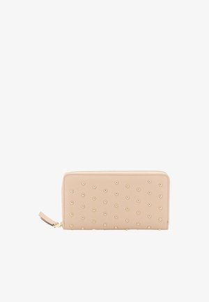 Beige Reißverschluss-Brieftasche mit gleichmäßig verteilten kleinen goldenen Nieten und einem passenden Handgelenkriemen vor weißem Hintergrund.