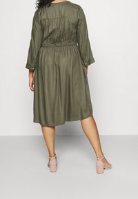 CAPSULE by Simply Be Vestido informal - khaki