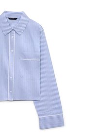 Camicia abbottonata cropped in azzurro chiaro con righe bianche. Presenta un colletto, una tasca sul petto con piping e chiusura a bottoni.