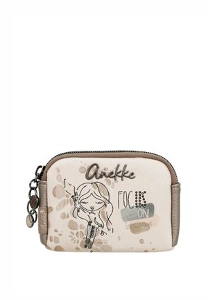 Pequeño bolso beige con cremallera, logo de "Anekke", ilustración de una niña y texto "Focus On" en fuentes decorativas y tonos neutros.