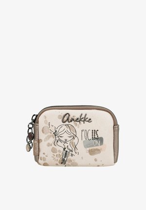 Pequeño bolso beige con cremallera, logo de "Anekke", ilustración de una niña y texto "Focus On" en fuentes decorativas y tonos neutros.
