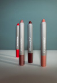 Quattro matite labbra di LH Cosmetics: tonalità rosso, rosa intenso, marrone e pesca con confezione grigia. Texture morbida e punte coniche.