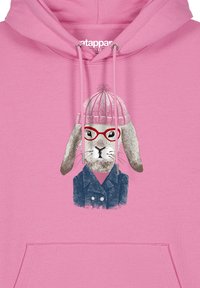 Roze hoodie met een grafisch ontwerp van een konijn dat een bril en een gebreide muts draagt, met een ontwerp van een donkerblauwe denim jas. Zachte textuur en casual pasvorm.