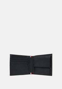 Portafoglio in pelle nera con scomparti per carte interni, una tasca centrale e finitura testurizzata. Presenta accenti di branding rossi e bianchi.