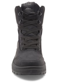 Botte noire imperméable avec cuir texturé, semelle moulée et oeillets renforcés. Dispose de lacets robustes et d'un logo sur la languette.