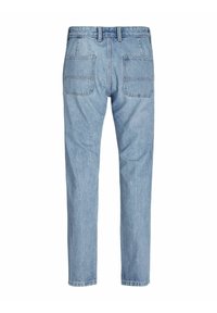 Jeans de mezclilla azul claro con un corte recto, que cuentan con dos bolsillos traseros, costuras visibles y una cinturilla estándar. Textura suave.