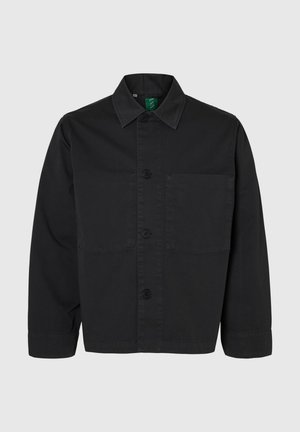 Črna bombažna jakna s srajčnim zapenjanjem, z ovratnikom z vrhovi, dolgimi rokavi, prsnim žepom in ravnim robom. Gladek tekstura.