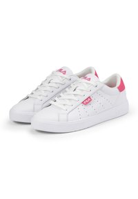 Sneaker bianco con dettagli perforati e accenti rosa sul tallone e sul marchio. Presenta lacci piatti e una suola spessa bianca.
