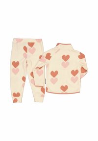 Fleece-set med en krämfärgad bas som har hjärt-mönster i rosa och rostfärgade nyanser. Innehåller en zipjacka och elastiska byxor.