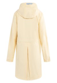 Căciulă impermeabilă de culoare galben deschis, cu glugă, având un pliu pe spate, manșete elastice și o textură netedă. Fără hardware sau modele vizibile.