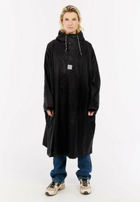 Zwarte waterdichte poncho met verstelbare capuchon, losse pasvorm en een voorzak. Gemaakt van lichtgewicht materiaal, ontworpen voor gebruik buitenshuis.