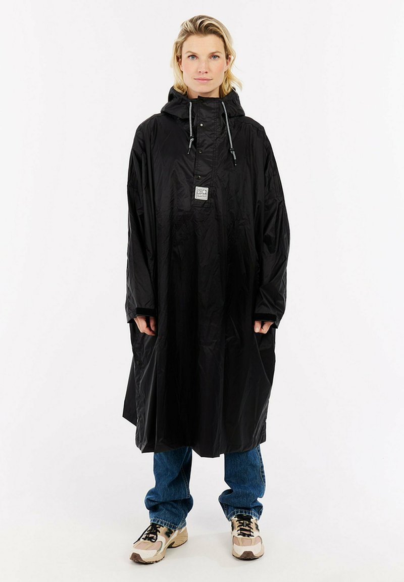 Zwarte waterdichte poncho met verstelbare capuchon, losse pasvorm en een voorzak. Gemaakt van lichtgewicht materiaal, ontworpen voor gebruik buitenshuis.