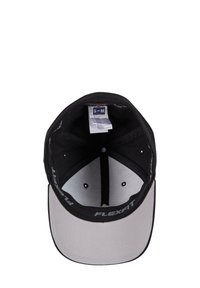 Black cap with a gray visor, featuring an interior sweatband and ventilation holes. Label shows size S-M and a “Flexfit” logo.