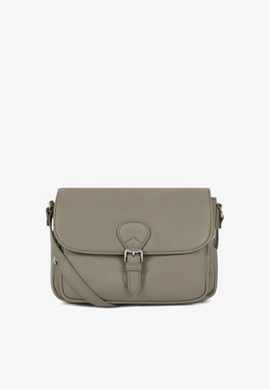 Sac bandoulière rectangulaire en cuir vert olive avec fermeture à boucle à l'avant, sangle réglable et logo de marque subtilement embossé sur le rabat.
