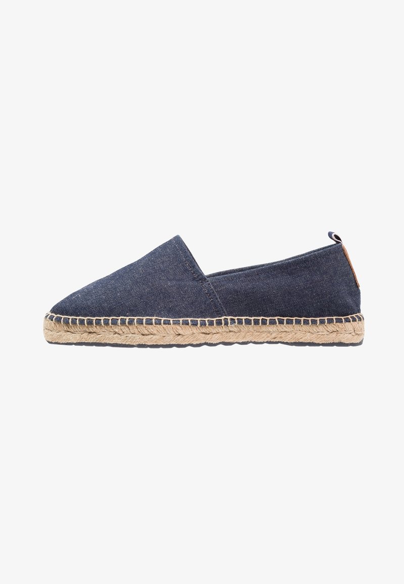 Espadrille en toile bleu marine à enfiler avec semelle en corde de jute et semelle en caoutchouc, vue de côté.