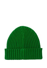 Zielona dzianinowa czapka z prążkowaną fakturą i podwiniętym mankietem. Materiał jest gruby i dobrze zatrzymuje ciepło, z pionowymi liniami na całej powierzchni.