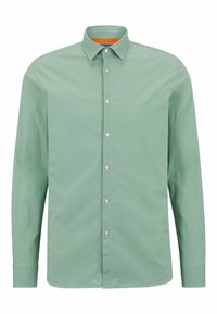 Camicia a maniche lunghe verde chiaro con colletto, con bottoni bianchi e un accento arancione all'interno del colletto. Texture liscia.