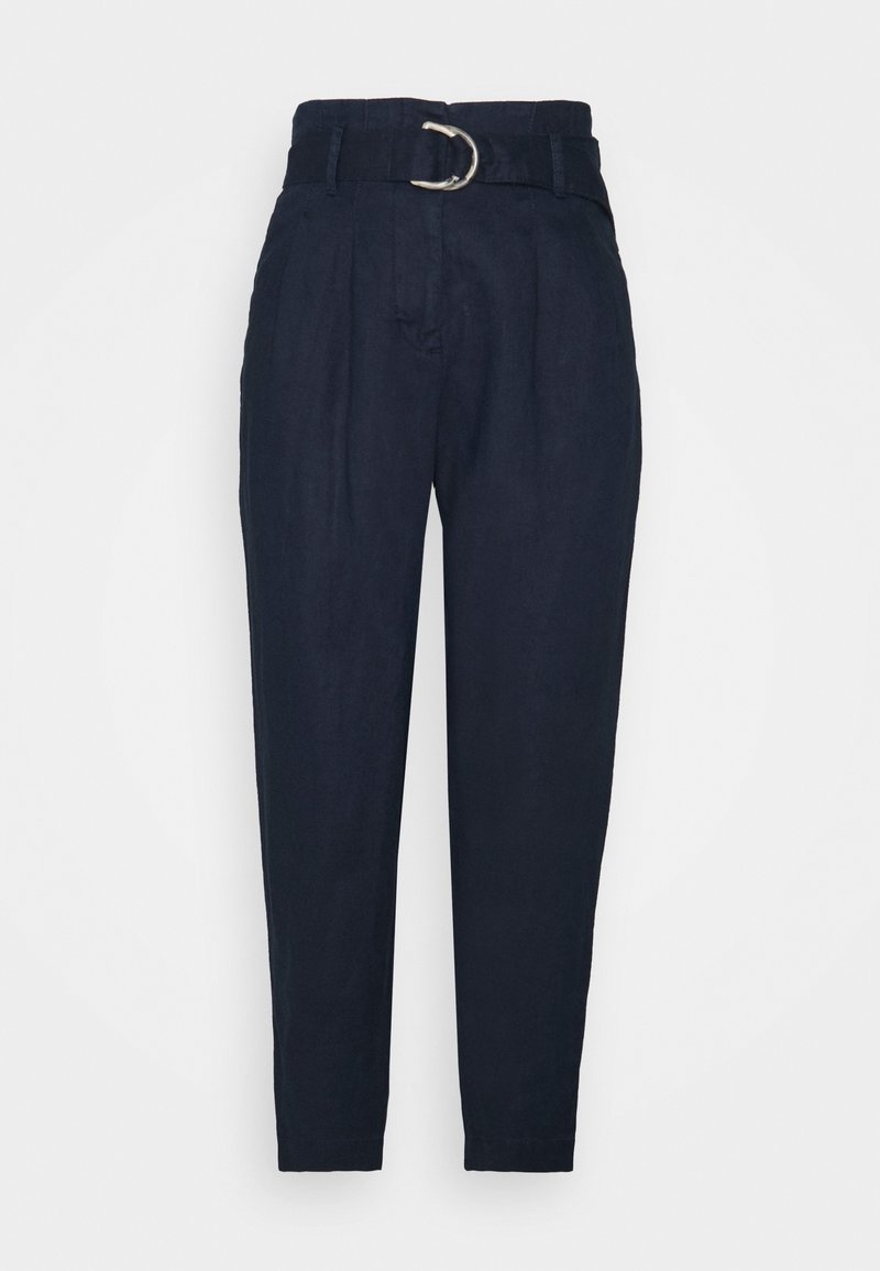 Pantalon noir taille haute avec plis et ceinture assortie avec boucle en D argentée, coupe fuselée.