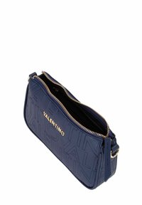 Marineblaue Lederhandtasche mit goldenem Reißverschluss, geprägt dargestelltetes Logo und strukturierte Oberfläche; rechteckige Form mit einem einzelnen Henkel zum Tragen.