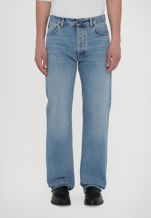 Ljust blå denimjeans med rak benmodell, femfickorsdesign och medelhög midja. Förstärkt sömnad och detaljer i metall.