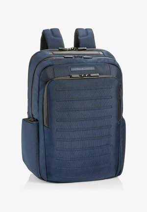 Mochila azul marino con un tejido texturizado, que cuenta con múltiples compartimentos con cremallera, correas de hombro acolchadas y un diseño contorneado.